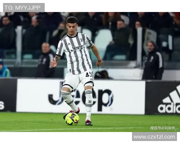 铁人足球球星拼搏瞬间展现永不言弃的力量与荣耀